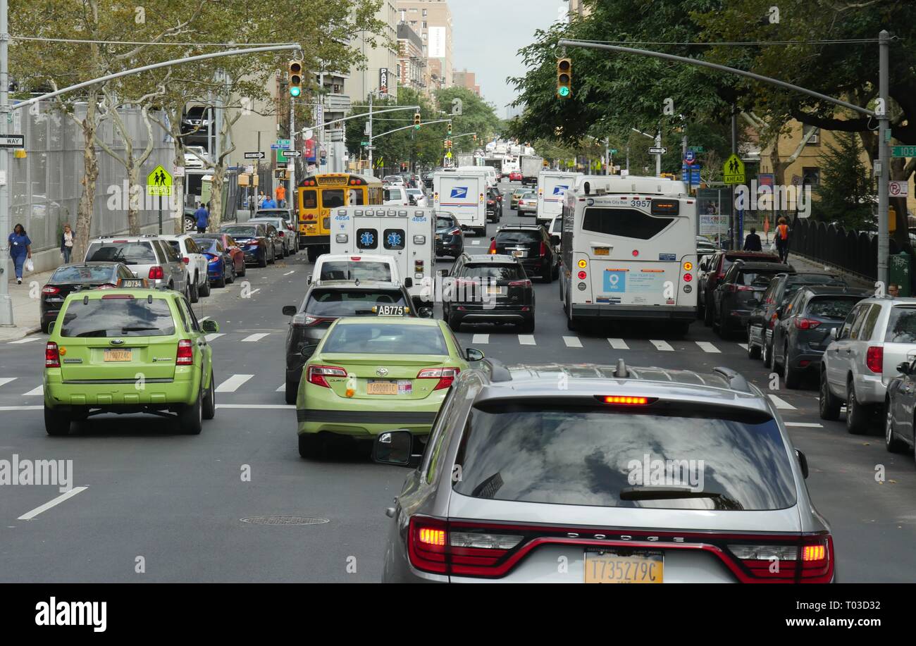 NEW YORK CITY, USA – 2017. SEPTEMBER: Starker Mittagsverkehr an der East 104th Street in New York, mit Taxis, privaten Autos und Bussen Stockfoto