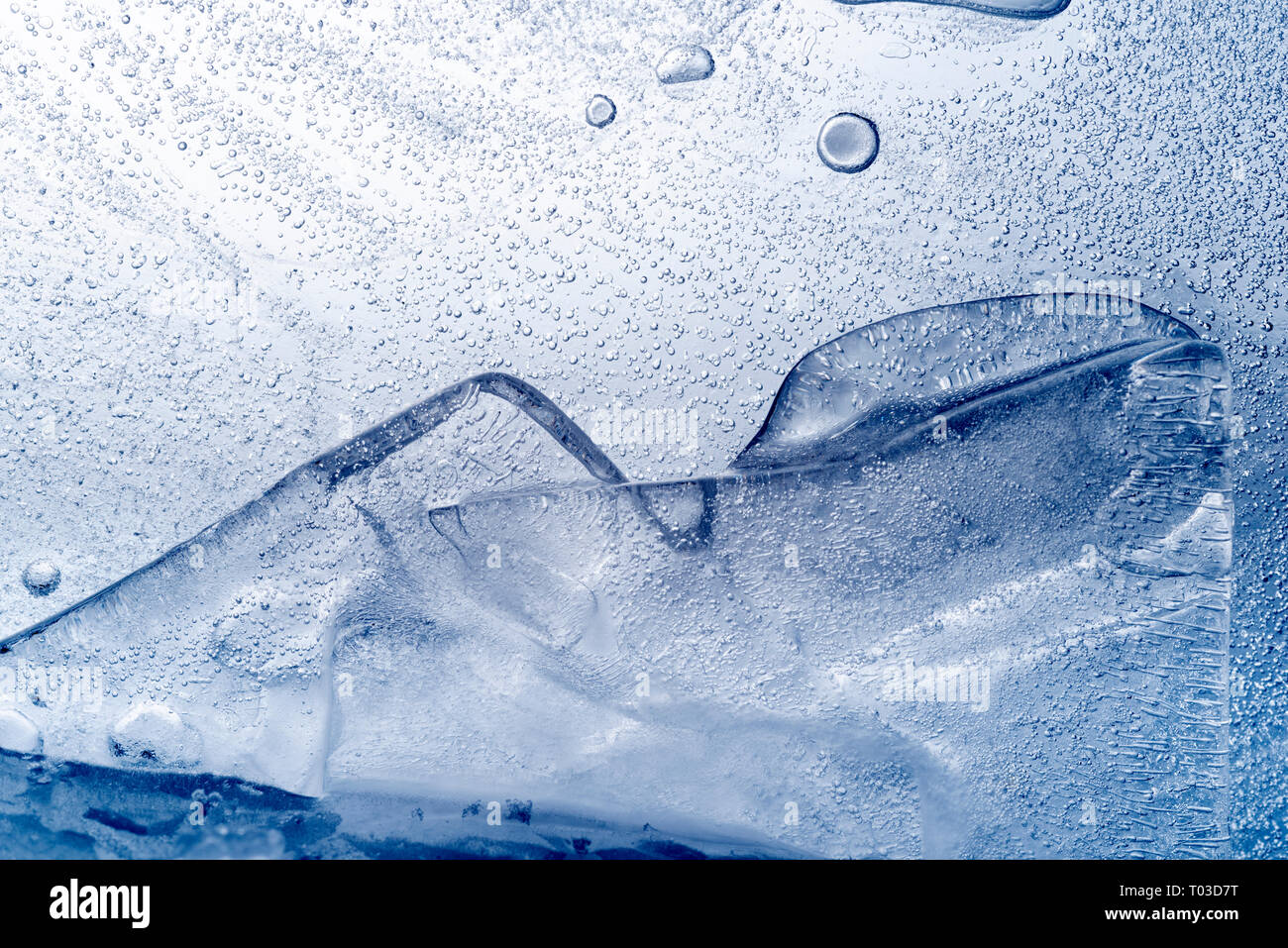 Zusammenfassung Hintergrund von Brammen aus Eis mit vielen Luftblasen. Stockfoto