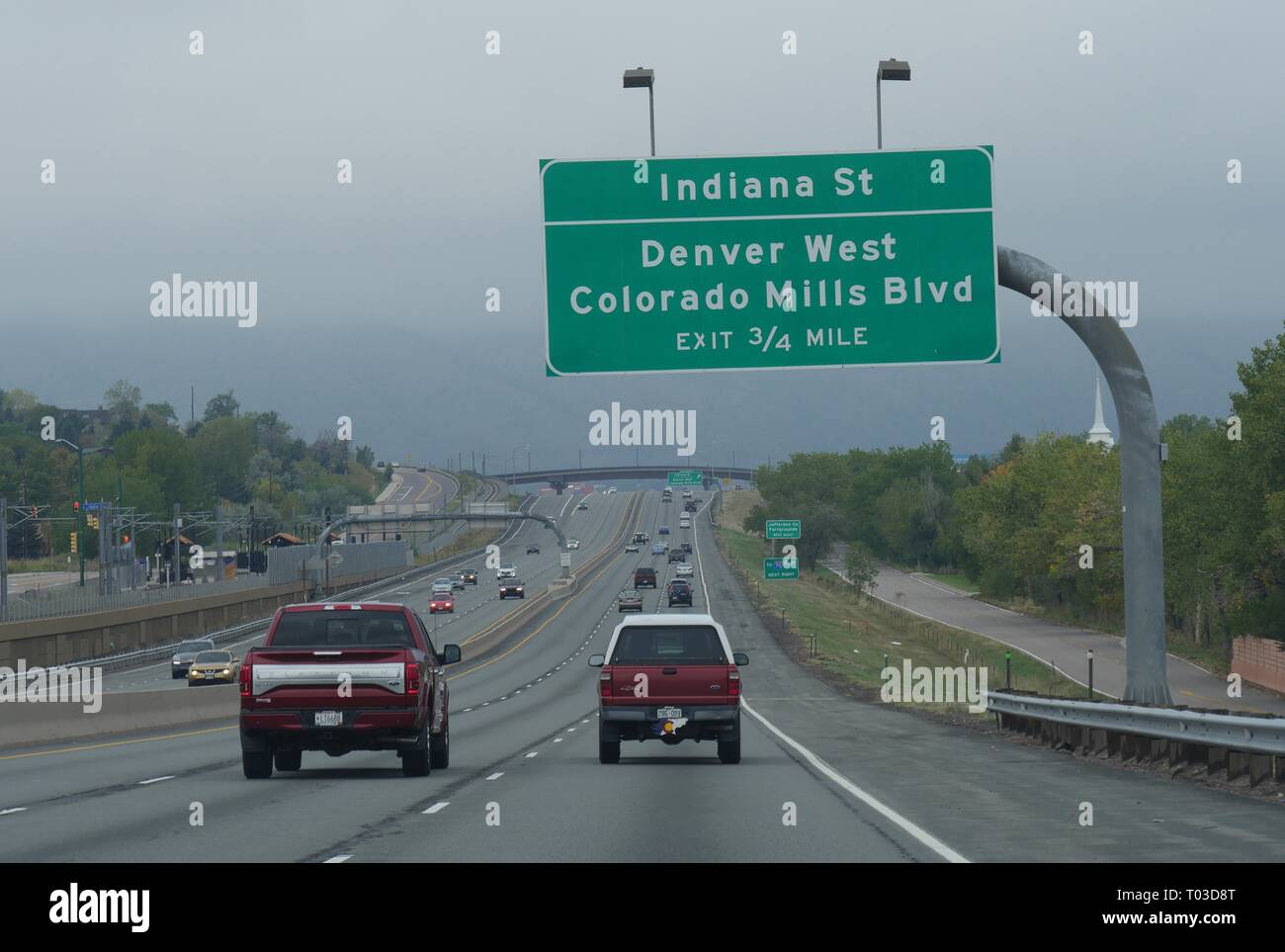 DENVER, COLORADO – 2017. OKTOBER: Richtungsschild an der Interstate 70 mit Ausfahrtsbeschreibung nach Denver West und Colorado Mills Boulevard. Stockfoto