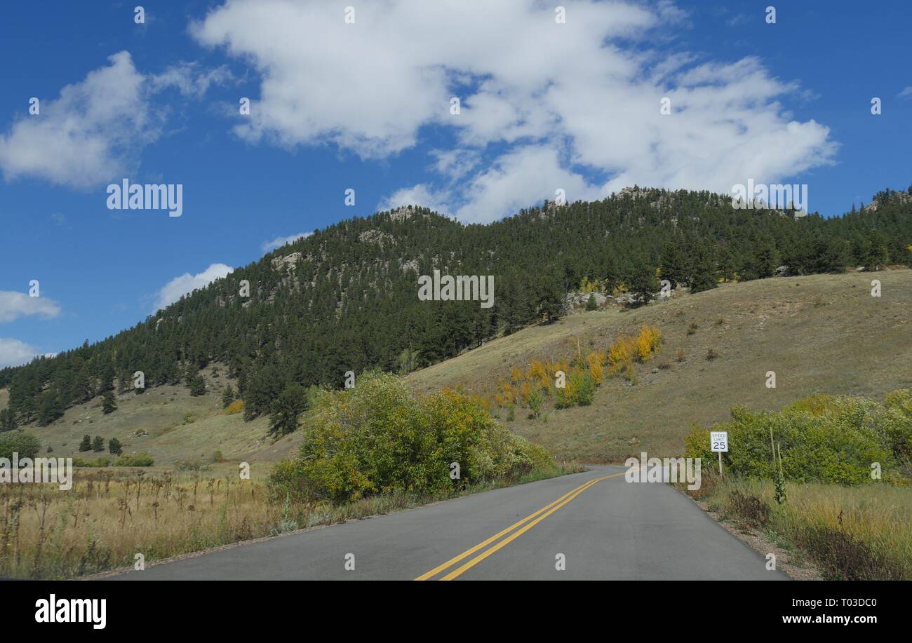 Blick auf die Landschaft mit blauem Himmel in den Bergen Gilpin County, Colorado Stockfoto