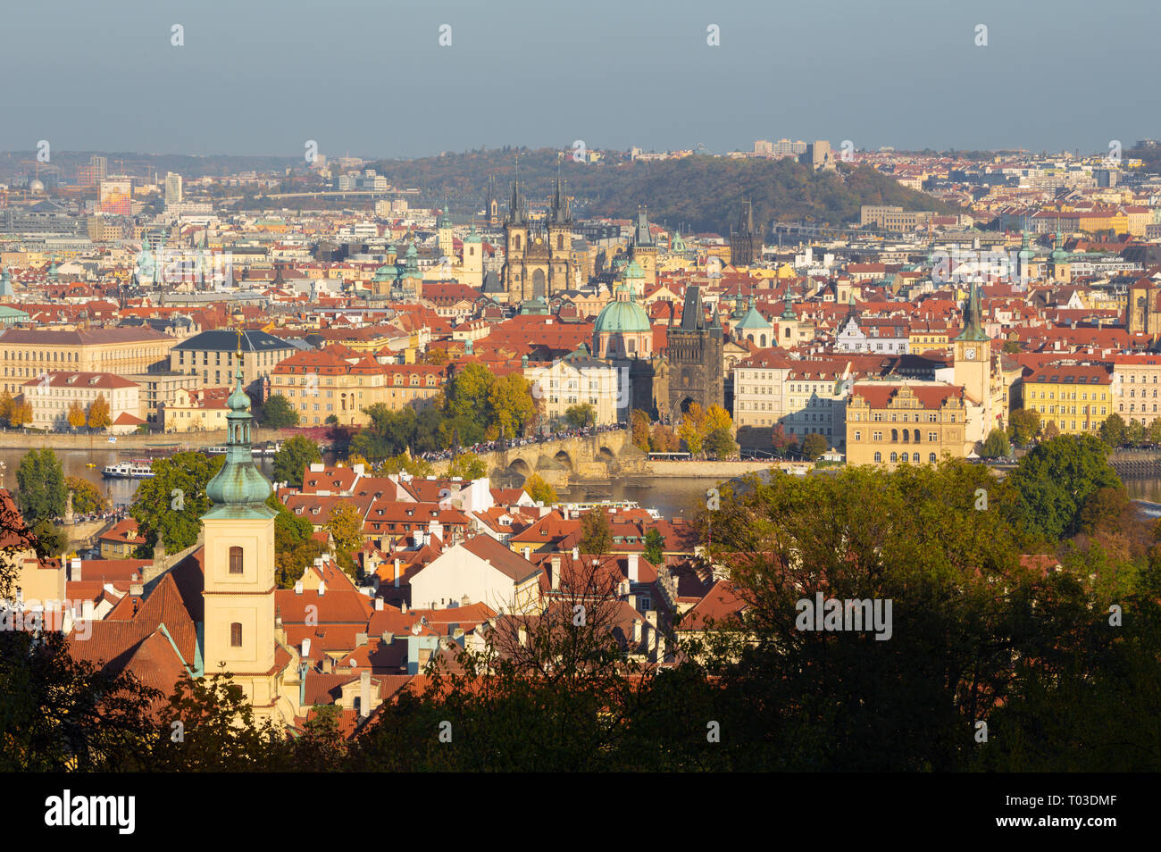 Prag - Der Blick über die Stadt mit der Charles Brücke und der Altstadt im Abendlicht von Petrin Hügel. Stockfoto