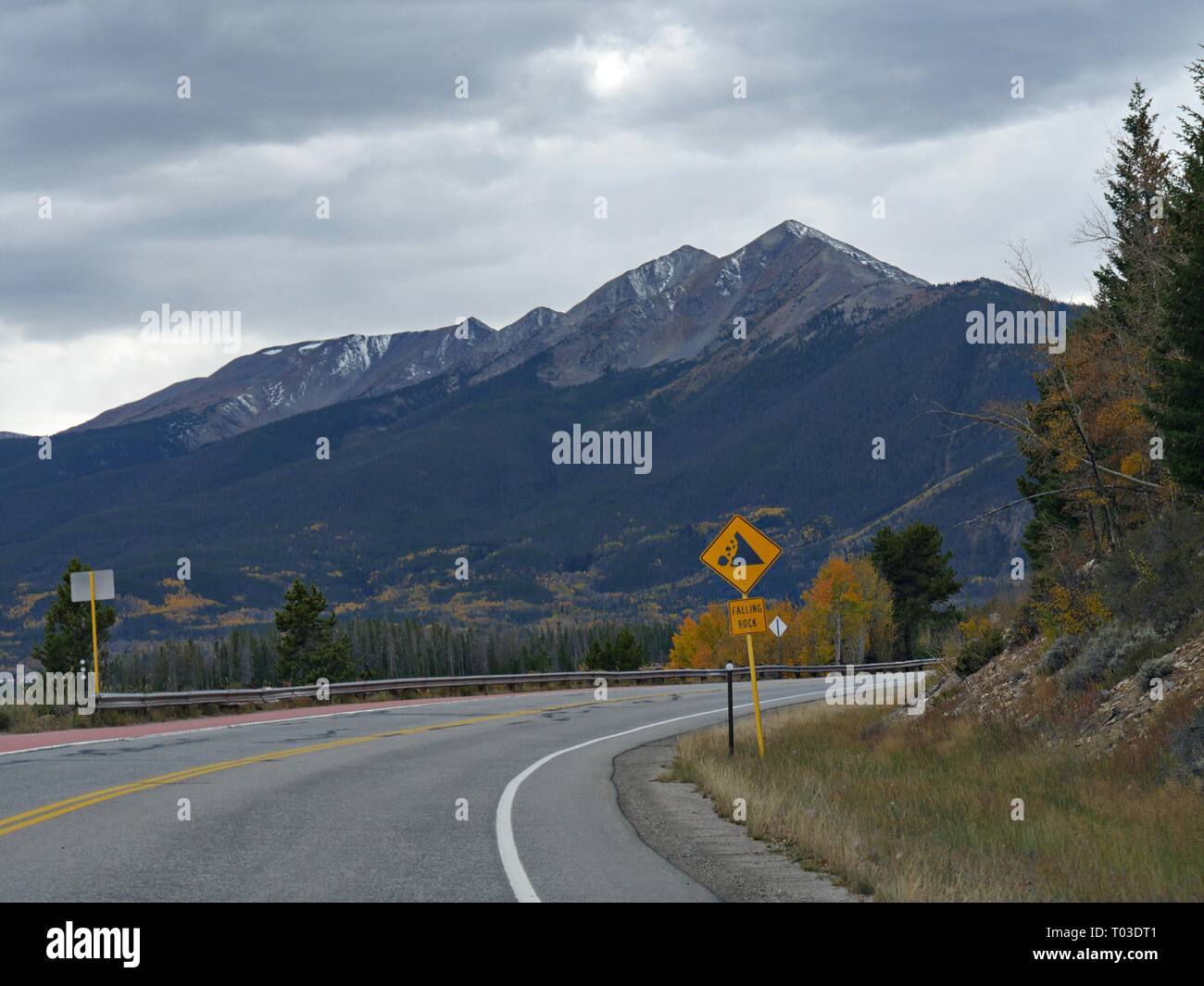 SILVERTHORNE, COLORADO – 2017. OKTOBER: Malerische, kurvenreiche Straße mit den Farben des Herbstes und den imposanten Bergen in der Ferne Stockfoto