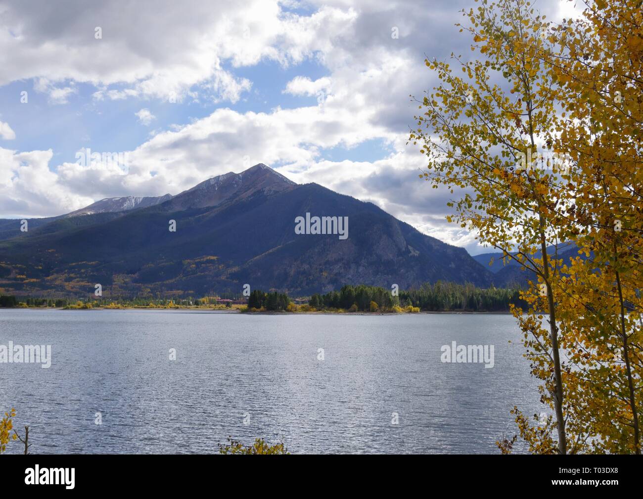 Weite Einstellung von Dillon See im Herbst mit bunten Bäumen im Summit County, Colorado Stockfoto