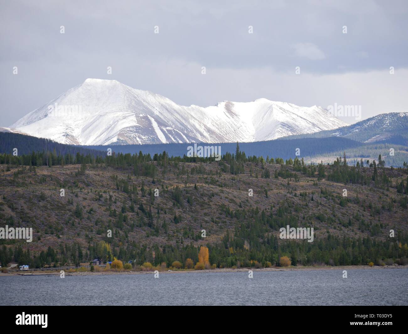 Panorama der schneebedeckten Berge im Summit County, Colorado, mit Dillon See am Fuße der Hügel Stockfoto