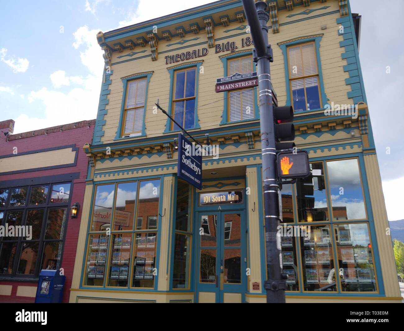 MANITOU SPRINGS, COLORADO – OKTOBER 2017: Attraktive façade alter Gebäude an der Hauptstraße von Manitou Springs in Colorado. Stockfoto