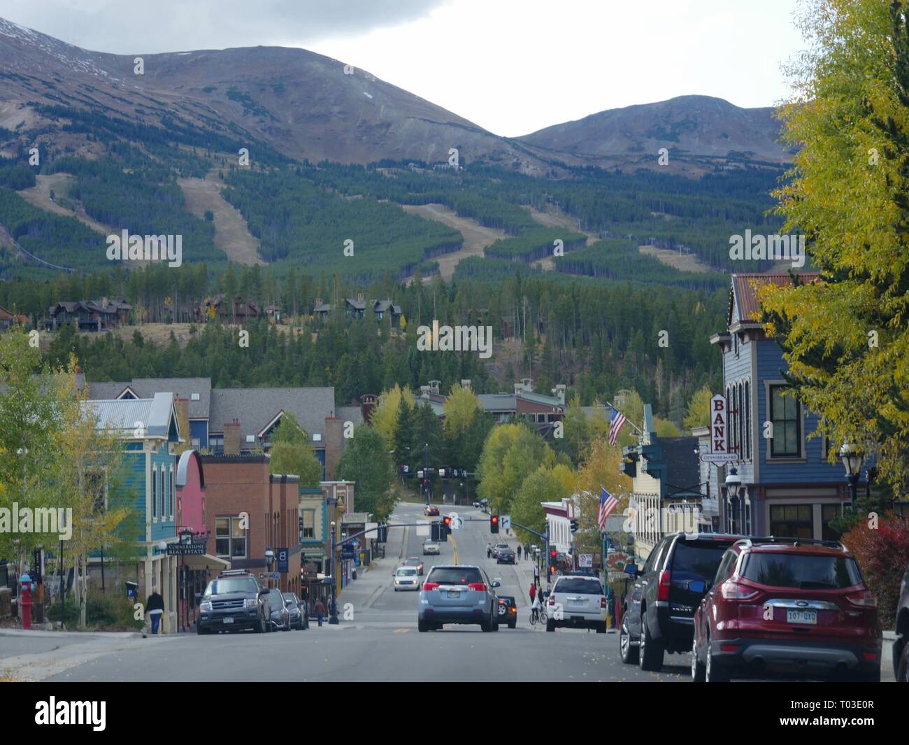 BRECKENRIDGE, COLORADO – 2017. OKTOBER: Panoramablick auf die Innenstadt von Breckenridge mit den Bergen und den Herbstfarben im Hintergrund Stockfoto