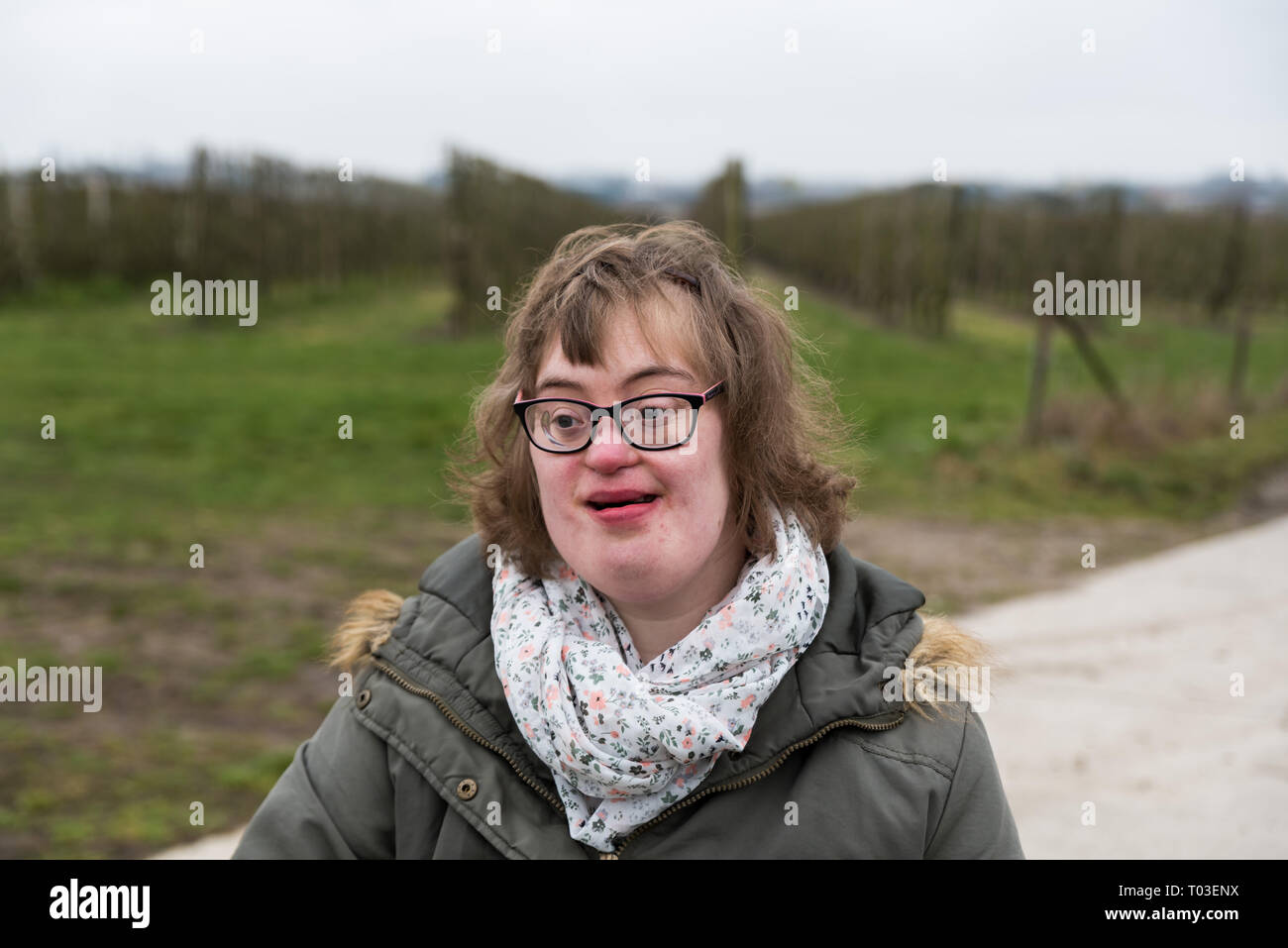 Hakendover, Flandern/Belgien - 03 02 2019: Portrait eines glücklichen weiß Frau mit Down-syndrom und Kurzsichtigkeit Stockfoto