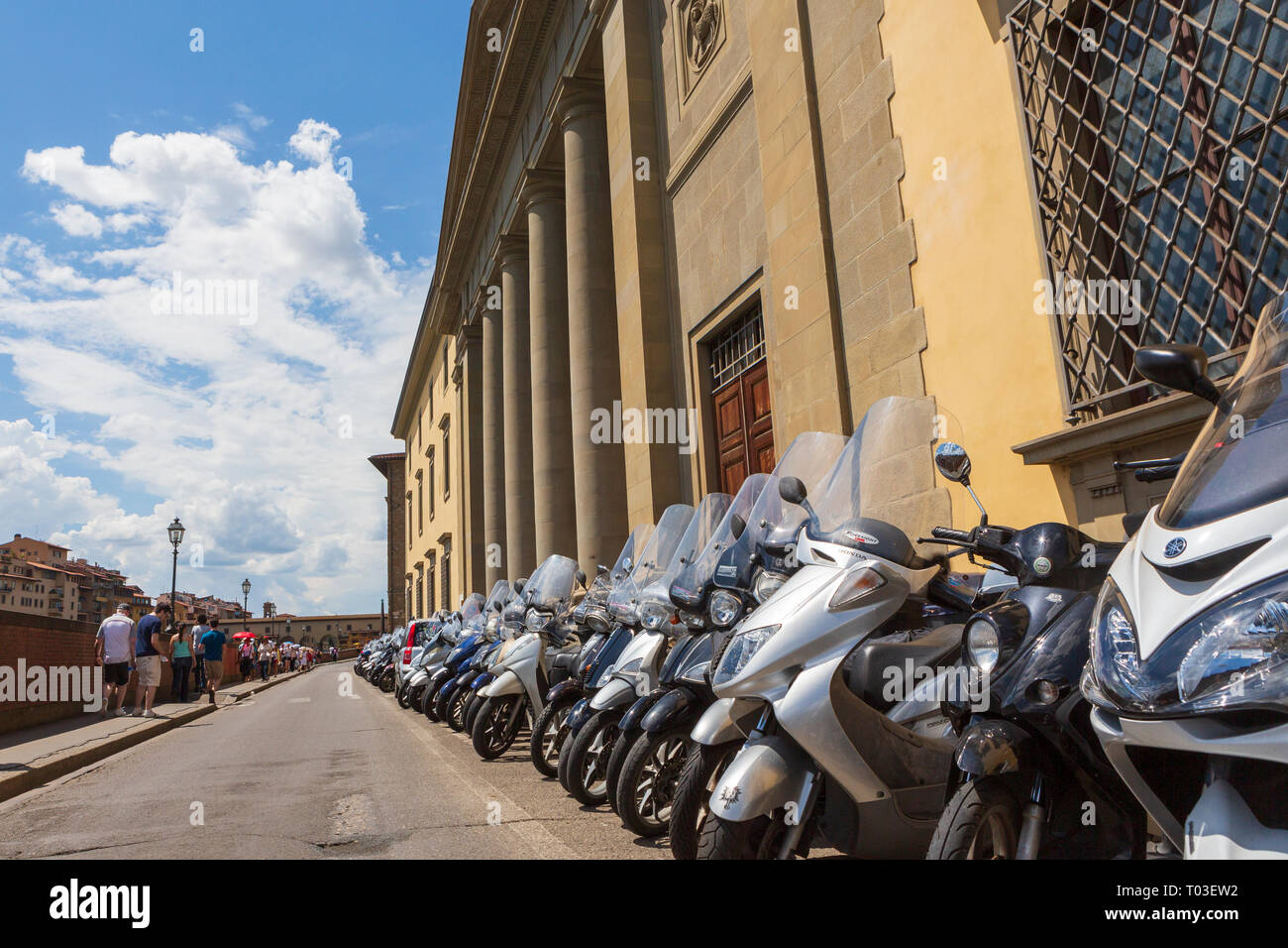 Motorräder außerhalb von Florenz, Toskana, Italien Gebäude geparkt. Stockfoto