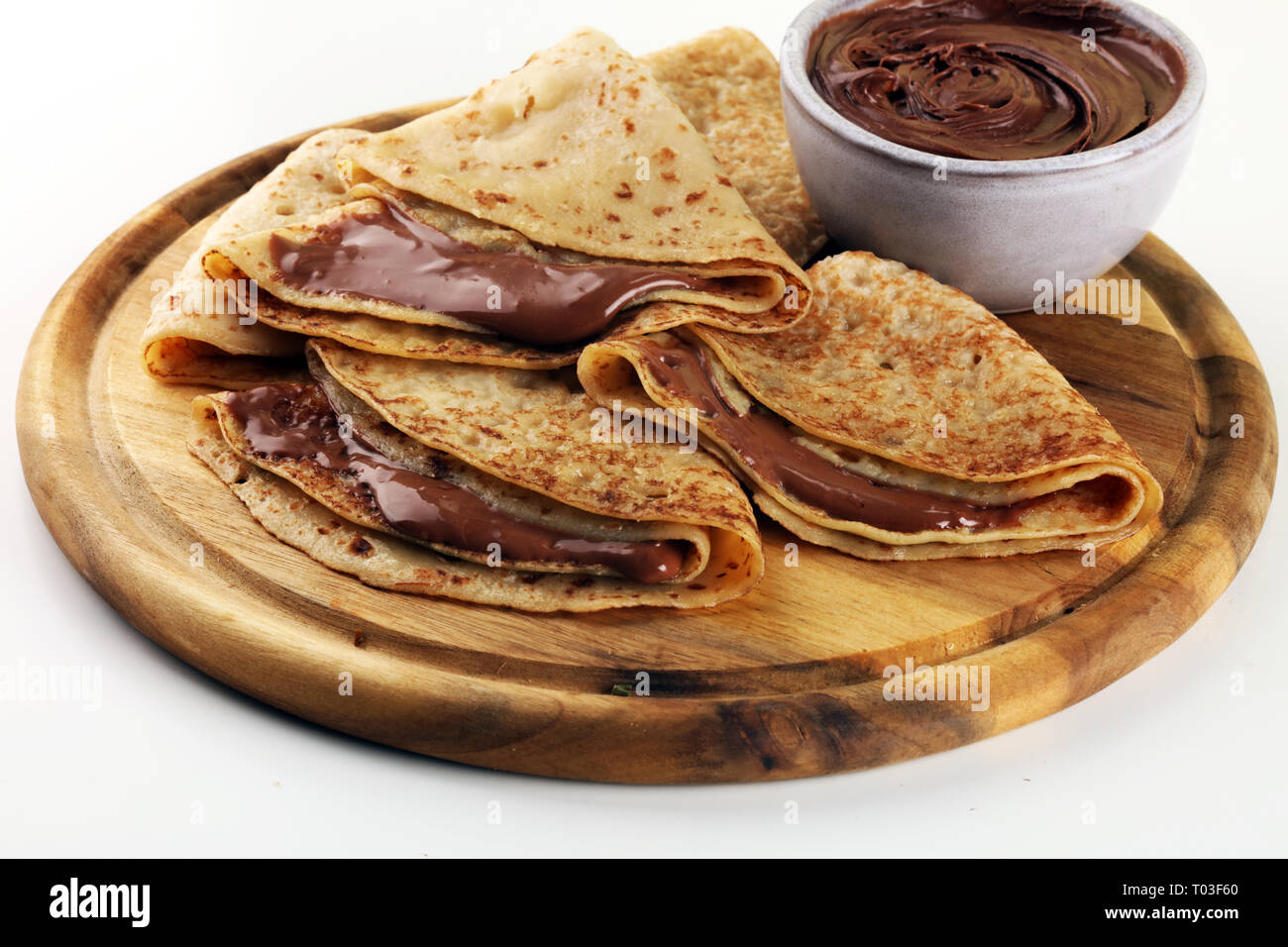Lecker lecker hausgemachte Pfannkuchen mit Schokolade oder Pfannkuchen auf Holz Stockfoto