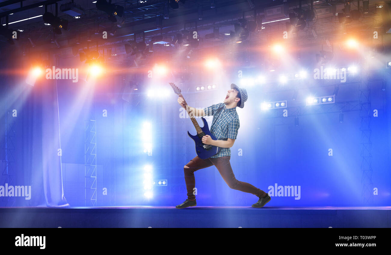 Gitarrist bei Konzert. Mixed Media Stockfoto
