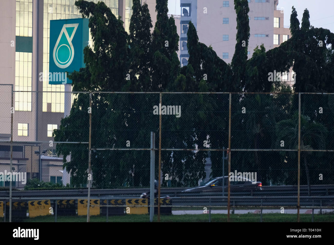 Petronas Öl- und Gasunternehmen Logo am Kuala Lumpur gesehen. National Petroleum Limited oder bekannt als Petronas ist eine malaysische Öl- und Gasunternehmen gegründet, am 17. August 1974 und seine durch die Malaysia Staat gehört. Stockfoto