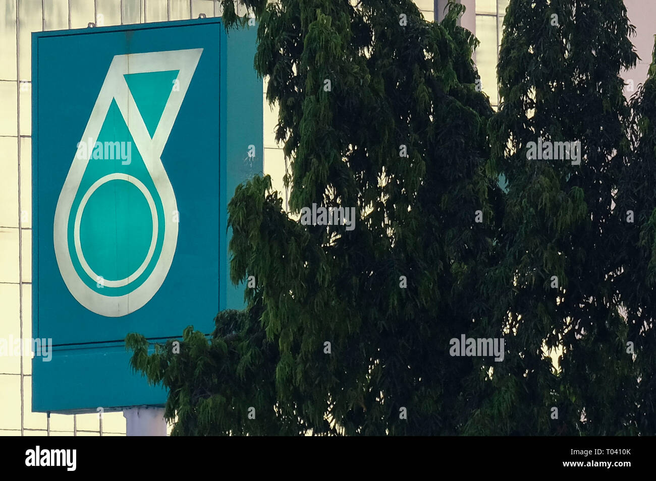 Petronas Öl- und Gasunternehmen Logo am Kuala Lumpur gesehen. National Petroleum Limited oder bekannt als Petronas ist eine malaysische Öl- und Gasunternehmen gegründet, am 17. August 1974 und seine durch die Malaysia Staat gehört. Stockfoto