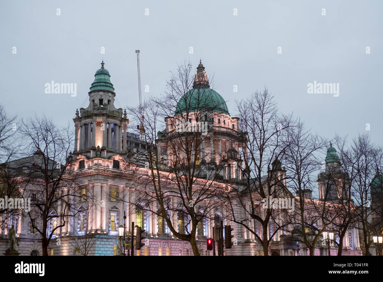 Belfast City Hall bei Nacht, in Nordirland. Vereinigtes Königreich. Stockfoto