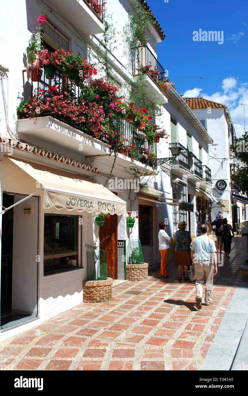 MARBELLA, SPANIEN - 26. MAI 2008 - Touristen zu Fuß durch die Plaza Iglesia in der Altstadt, Marbella, Costa del Sol, Provinz Malaga, Andalusien, Spanien, Europa, Mai Stockfoto