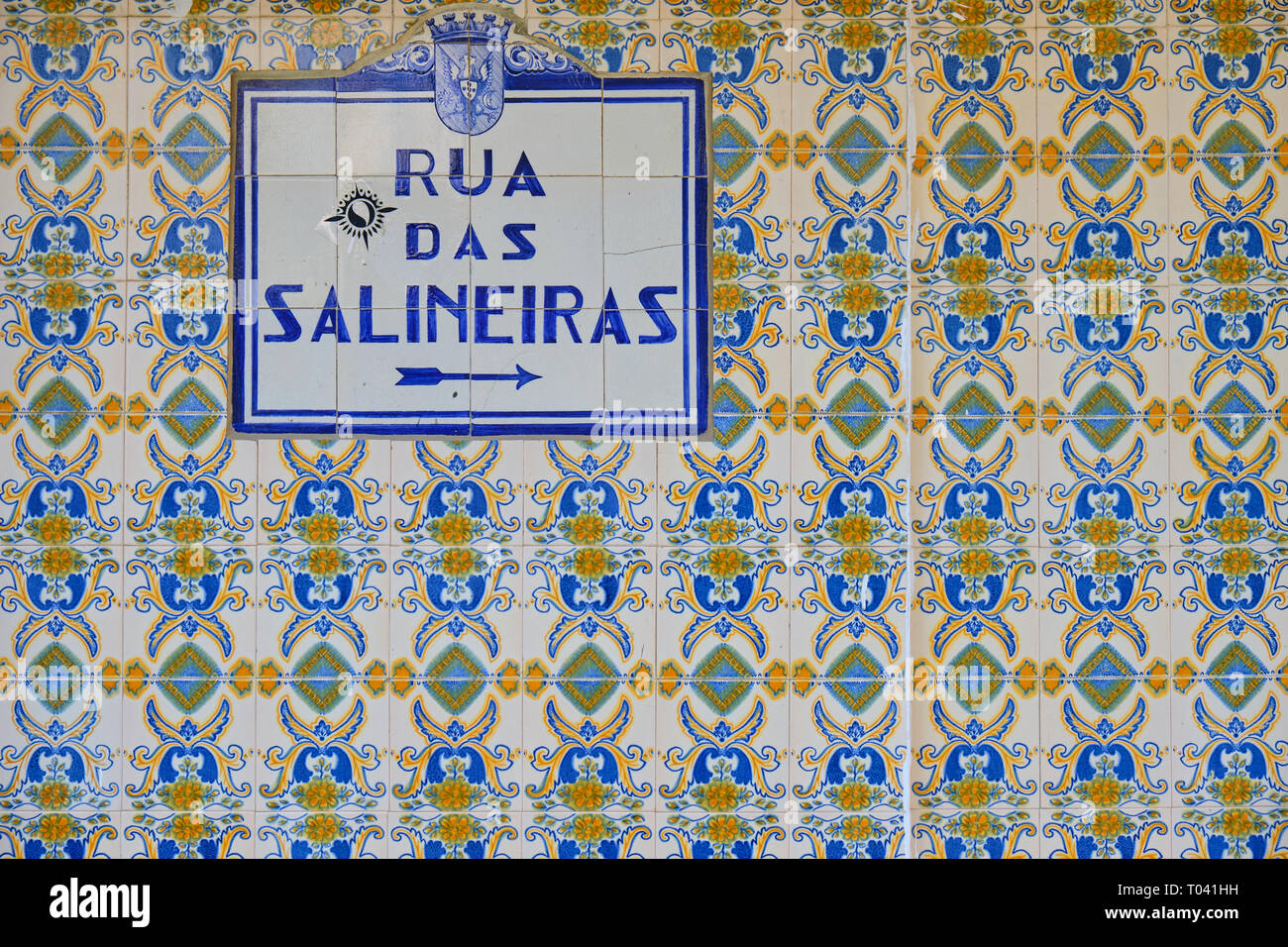 Azulejos (blauen Kacheln) Straße 'Rua das Salineiras' auf Wand an gelben und blauen Fliesen. Aveiro, Portugal Stockfoto