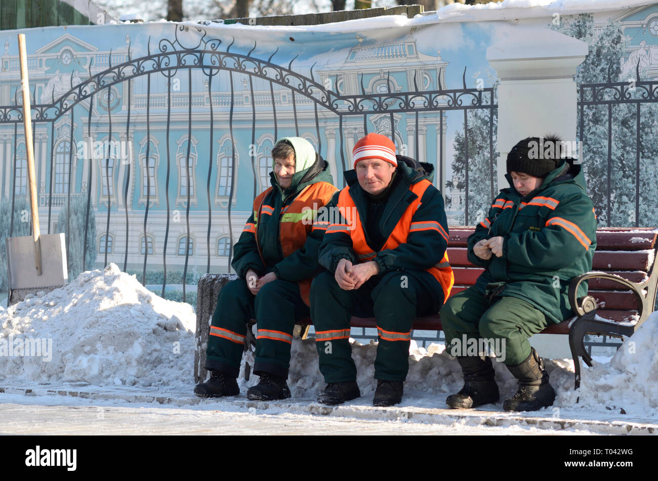 In brechen. Städtische Arbeiter sitzen auf einer Bank in Mariinskiy Park. Dezember 21, 2018. Kiew, Ukraine Stockfoto