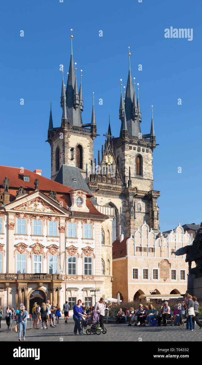 Prag, tschechische Republik - 14. Oktober 2018: Die staroměstské Square und die gotische Kirche der Muttergottes vor dem Teyn. Stockfoto