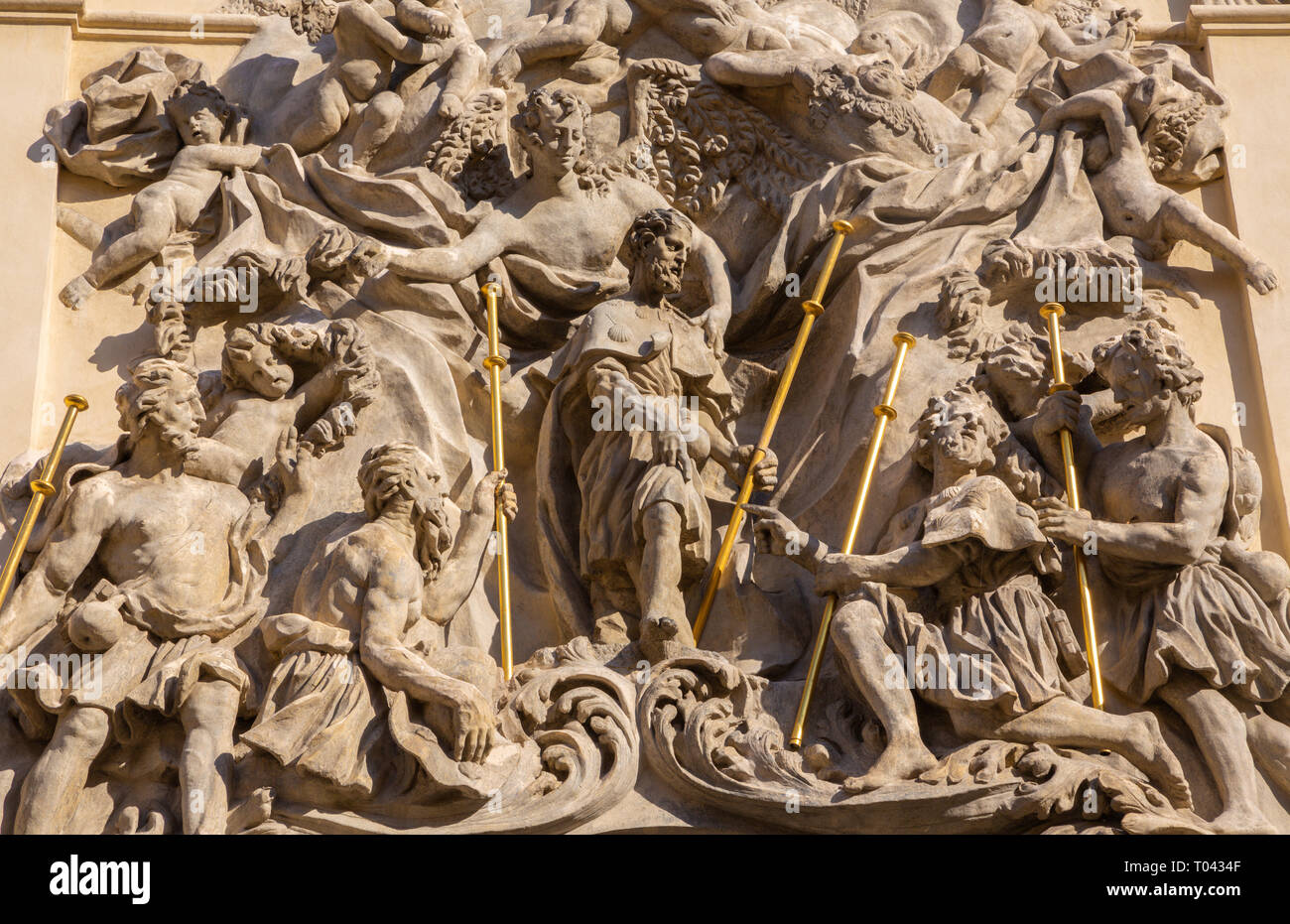 Prag, tschechische Republik - 18. OKTOBER 2018: Barock Relief des Apostels St. James die Reibe über dem Haupteingang der St. Jakobus Kirche. Stockfoto