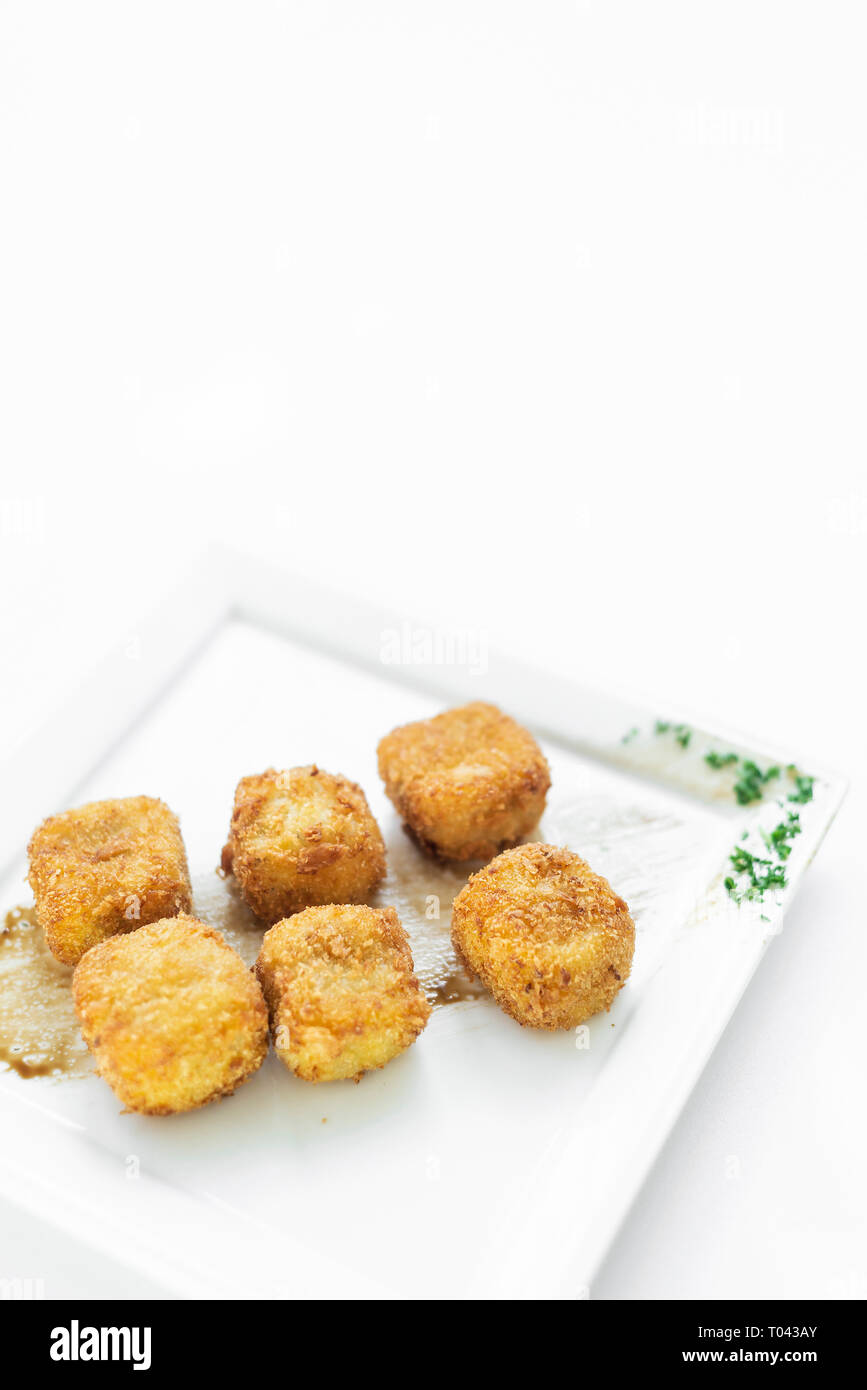 Frittierten Kartoffelbrei square Kroketten einfache vegetarische Beilage auf weiße Platte Stockfoto