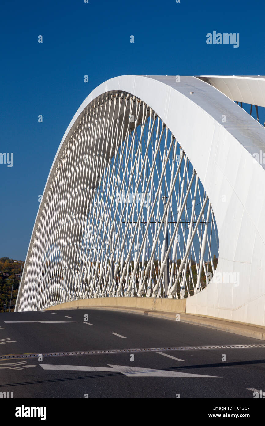 Prag - Die moderne Bogenbrücke Trójský am meisten. Stockfoto