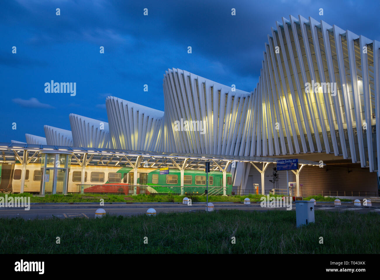 REGGIO EMILIA, Italien, 13. April 2018: Die Reggio Emilia AV Mediopadana Bahnhof in der Dämmerung des Architekten Santiago Calatrava. Stockfoto