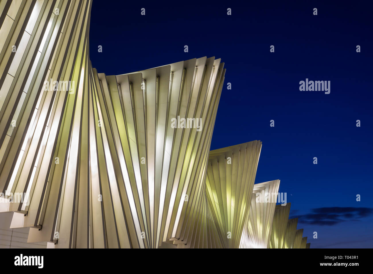 REGGIO EMILIA, Italien, 13. April 2018: Die Reggio Emilia AV Mediopadana Bahnhof in der Dämmerung des Architekten Santiago Calatrava. Stockfoto