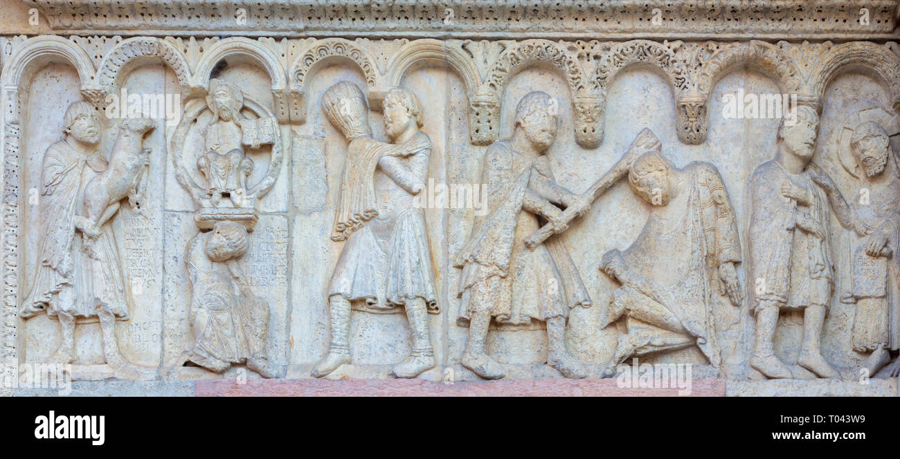 MODENA, Italien - 14 April, 2018: Die romanische Entlastung von Kain und Abel aus dem Paradies auf der Fassade des Duomo di Modena. Stockfoto