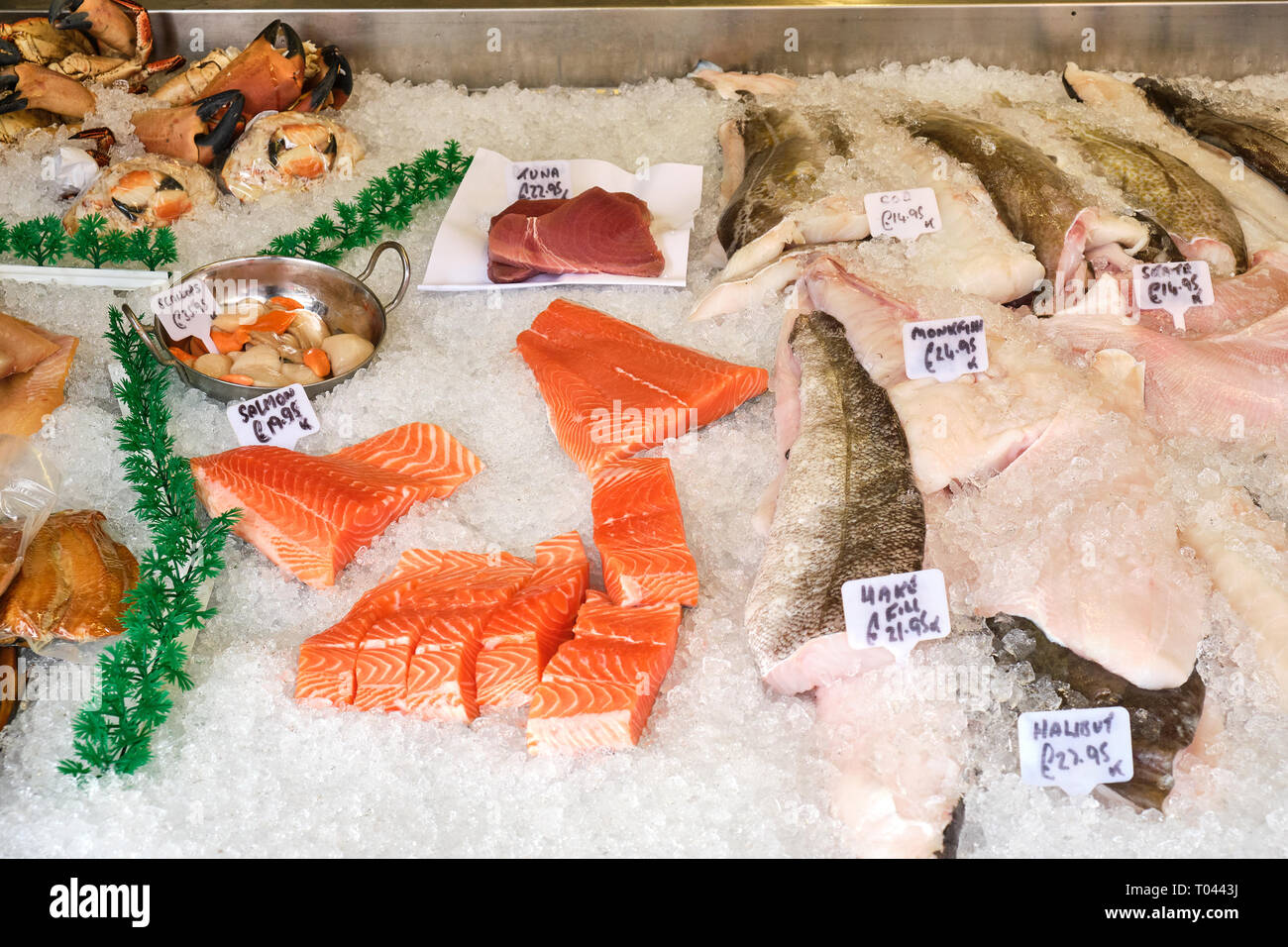 Frisches Lachsfilet und andere Fische und Meeresfrüchte für den Verkauf auf dem Markt Stockfoto