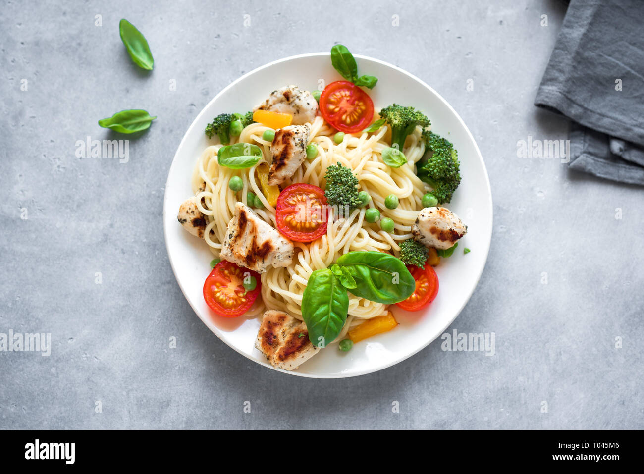 Huhn und Gemüse Pasta. Spaghetti Pasta mit gegrilltem Hähnchen Fleisch,  Gemüse und Basilikum, Ansicht von oben, kopieren. Saisonale Pasta Primavera  Rezept Stockfotografie - Alamy