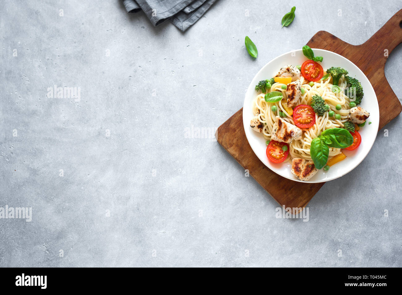 Huhn Und Gemuse Pasta Spaghetti Pasta Mit Gegrilltem Hahnchen Fleisch Gemuse Und Basilikum Ansicht Von Oben Kopieren Saisonale Pasta Primavera Rezept Stockfotografie Alamy