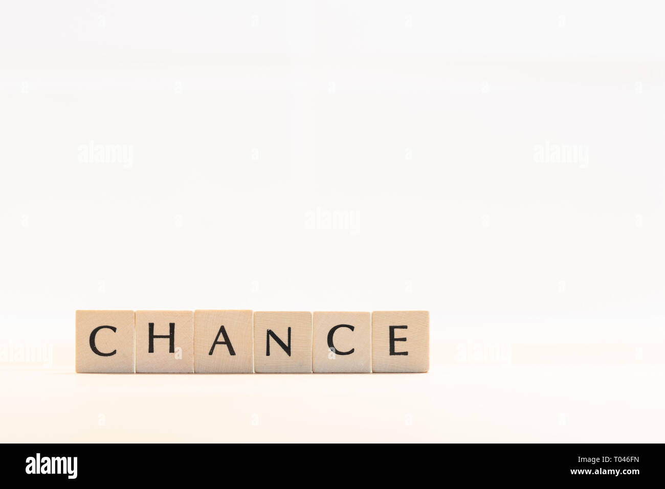 Holz- Buchstaben das Wort Chance. Symbolisches Bild für die Entwicklung der Persönlichkeit und die berufliche Entwicklung oder ändern - selbst Konzept. Stockfoto