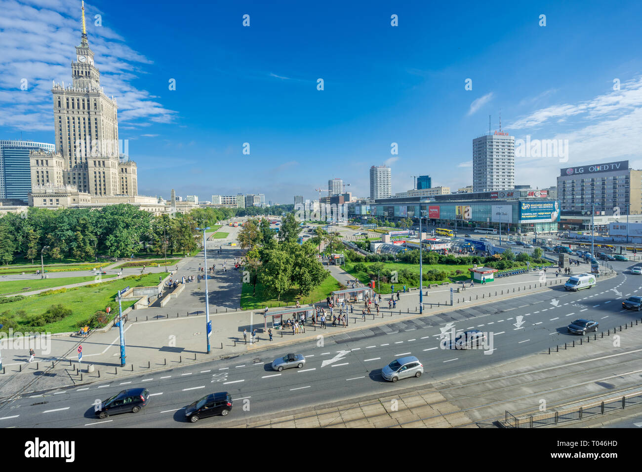 Warschau, Polen - 24. Juli 2017: Blick auf Patelnia Kreuzung Warschauer Innenstadt und majestätischen Palast der Kultur und Wissenschaft (Palac Kultury i Nauki) PKiN Stockfoto