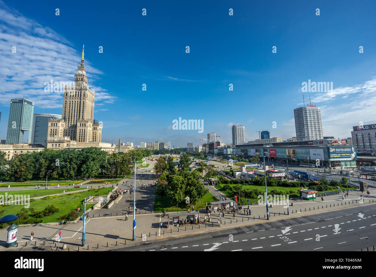 Warschau, Polen - 24. Juli 2017: Blick auf Patelnia Kreuzung Warschauer Innenstadt und majestätischen Palast der Kultur und Wissenschaft (Palac Kultury i Nauki) PKiN Stockfoto