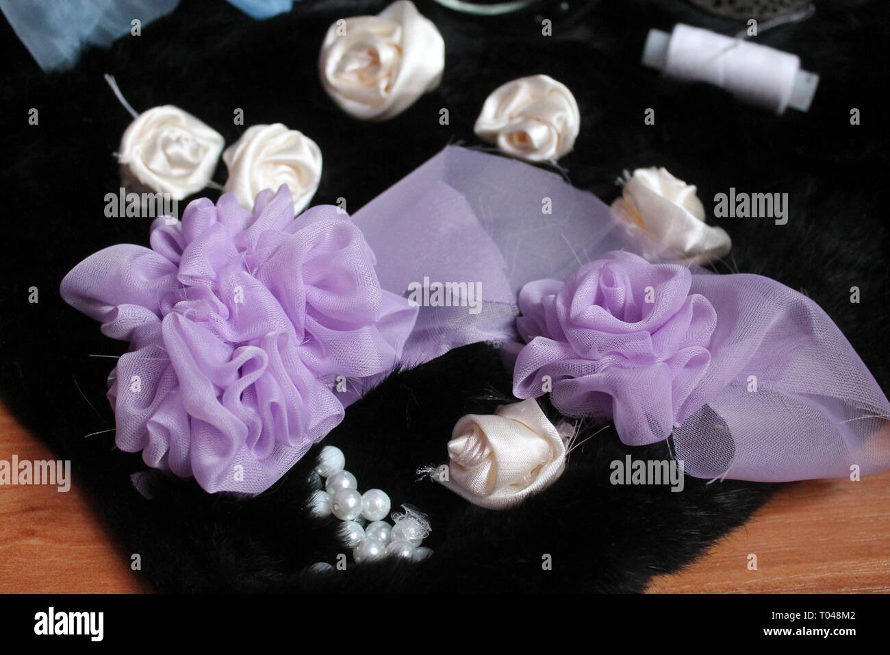 Bunten Seidenbändern mit Perle Perle für Blumen auf Hochzeit Dekoration Stockfoto