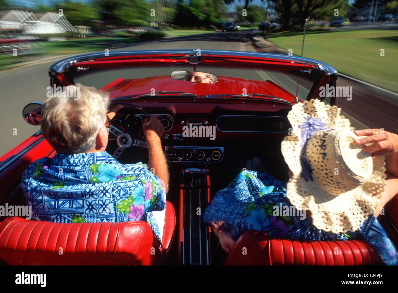 Senior Paar genießen eine Fahrt in einem Jahrgang 1966 Mustang Cabrio, USA Stockfoto
