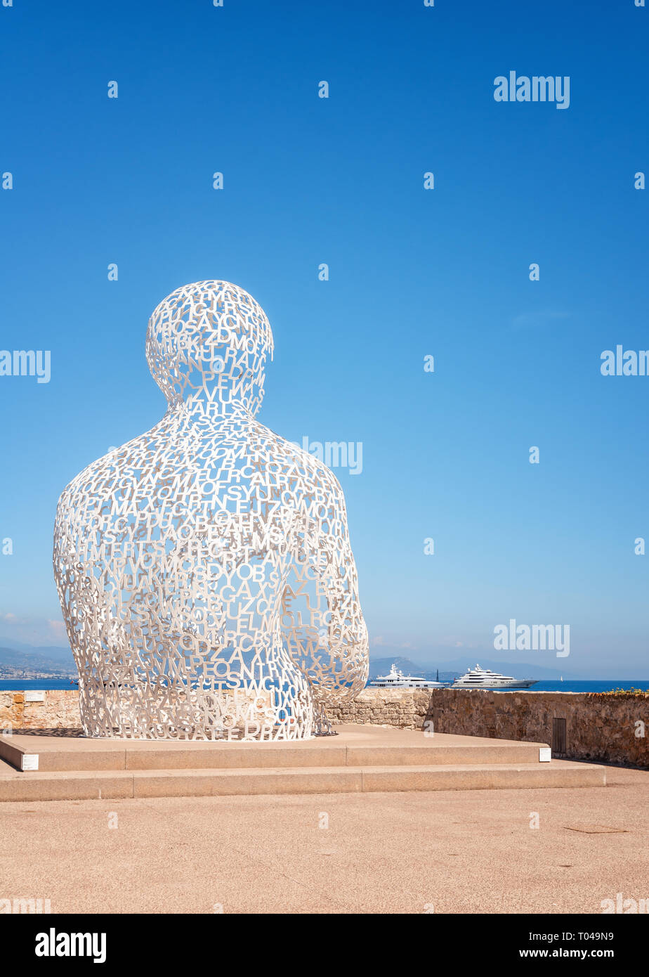 Antibes, Frankreich, 11. September 2018: Das Artwork der Nomad entlang der Uferstraße des Billionsaires der Hafen der französischen Stadt Antibes. Stockfoto