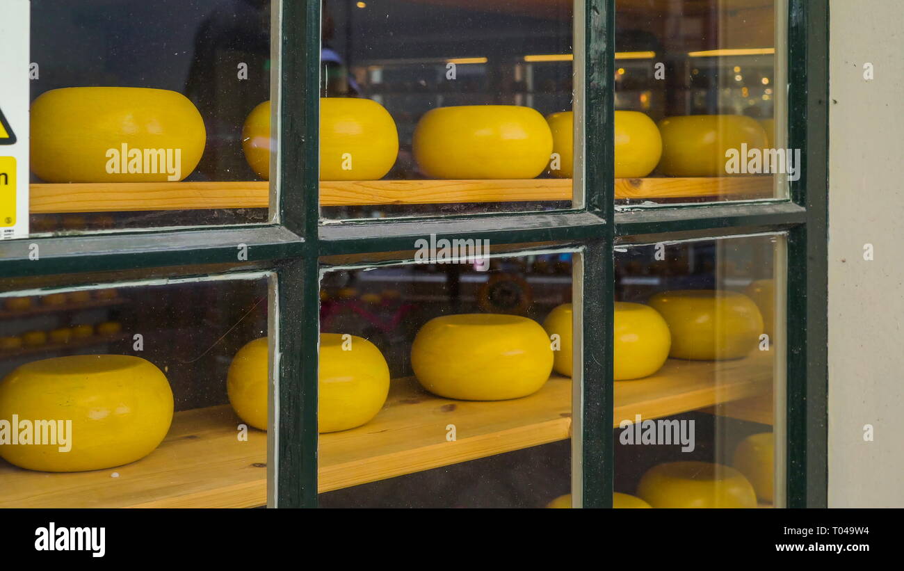 Gelbe runde Objekte, die in der Vitrine in einem Store in der Umgebung angezeigt. Stockfoto