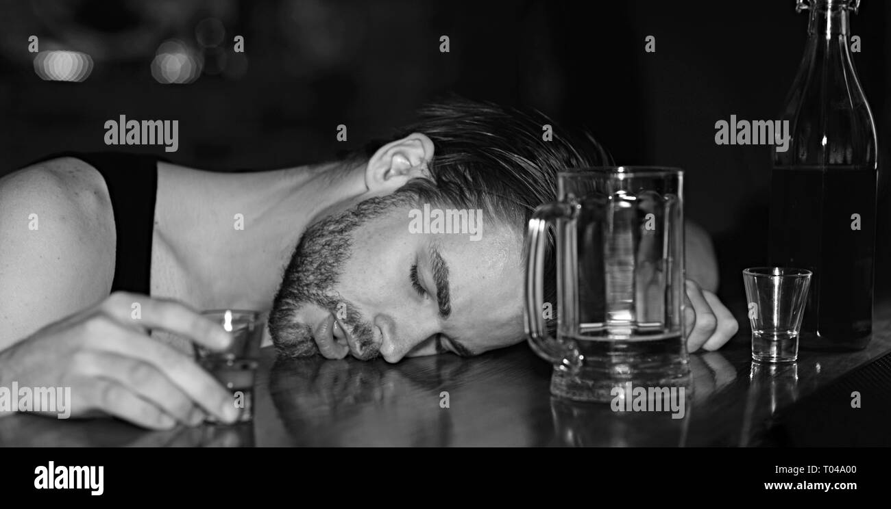 Alkoholmißbrauch. Mann schlafen nach dem Trinken starke alkoholische und  nicht alkoholische Getränke und Bier in der Kneipe. Alkoholische Mann  schlafen an der Theke. Alkohol Süchtiger mit Alkohol trinken.  Alkoholabhängigkeit und schlechte Gewohnheit