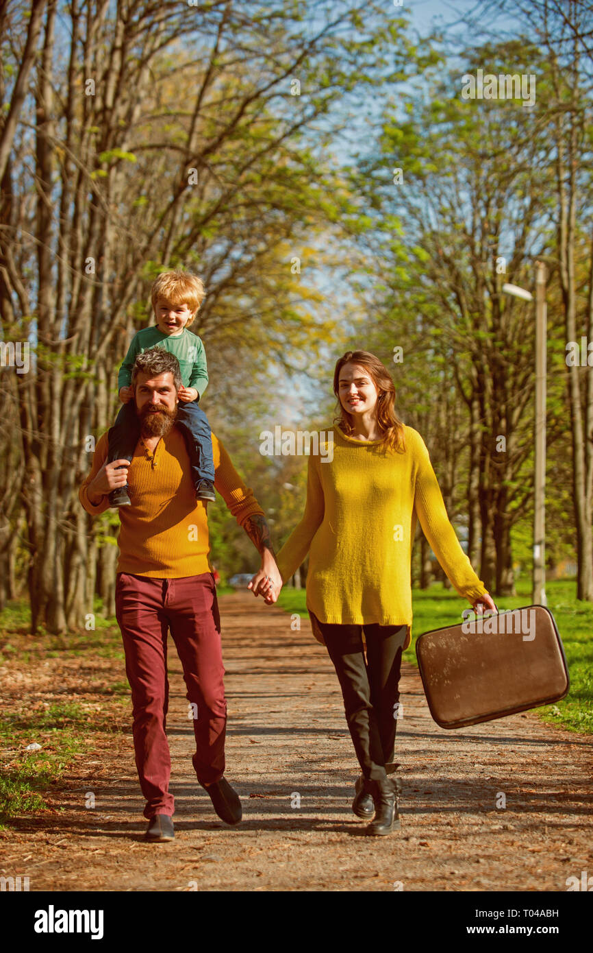 Urlauber von Mann und Frau mit kleinen Sohn Spaziergang an der Park Road. Traveler Attraktion. Heute nehmen Sie Ihre Tasche und verlassen Stockfoto