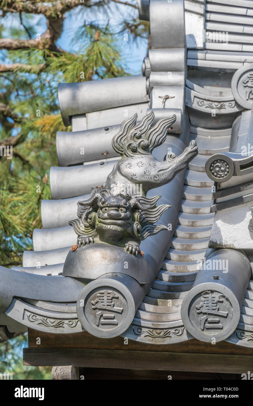 Shishi Lion geformte Tomebuta gawara Dach trev an Kennin-ji Tempel (Kachel Inschrift) Sanmon-Tor hindurch, verlegt von Annei-ji-Tempel in Hamamatsu Stadt. Hi Stockfoto