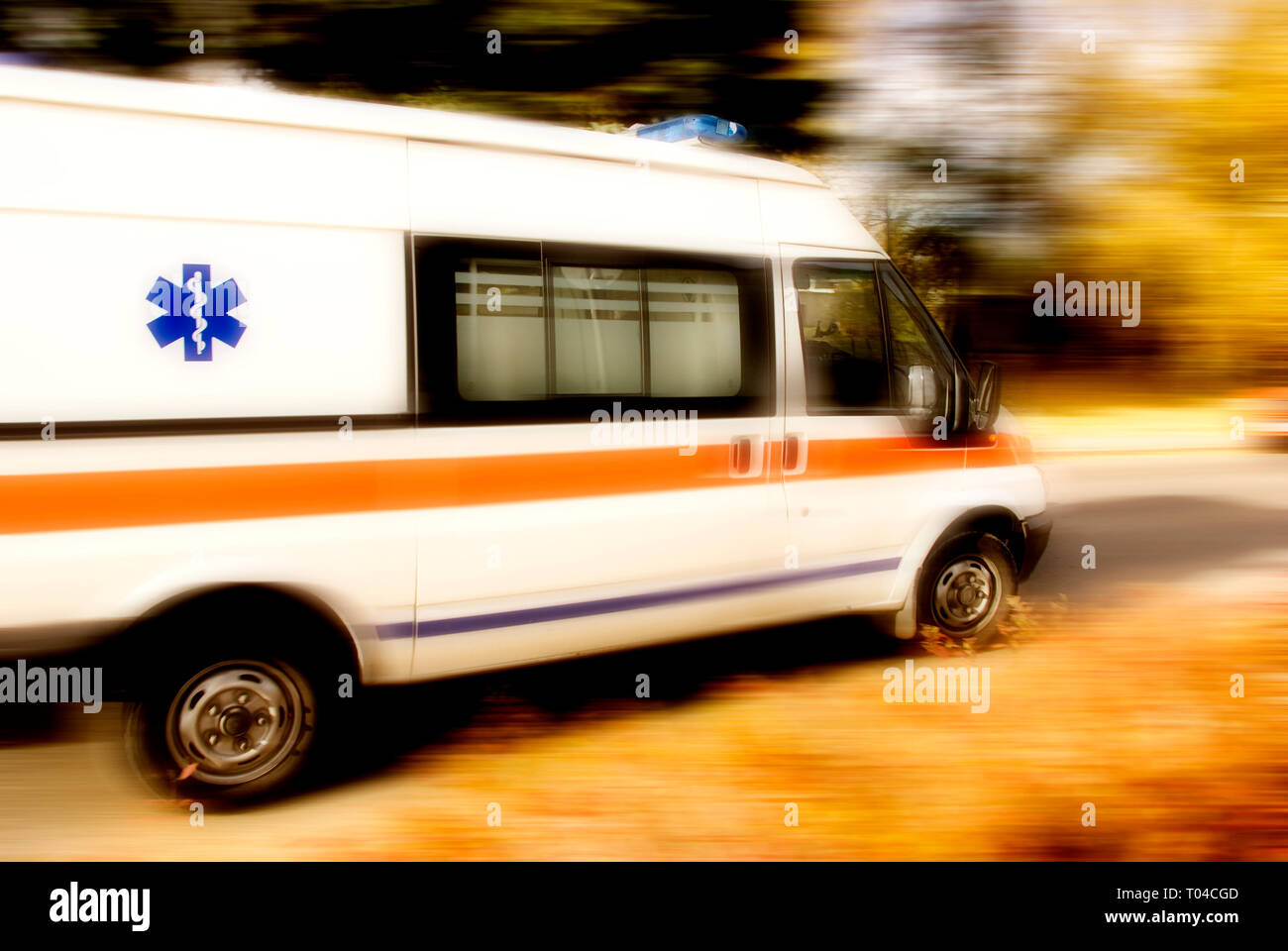 rasende Krankenwagen Stockfoto