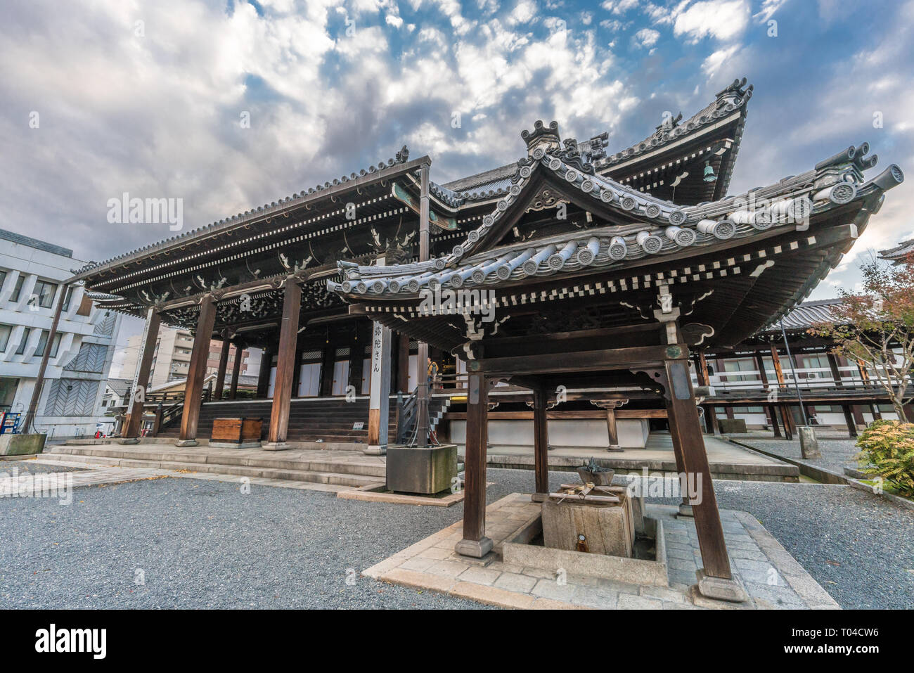 Kyoto, Japan - 11 November, 2017: Chozuya oder Temizuya wasser Waschung Pavillon und Goei-do Hall von Kosho-ji Tempel, Jodo-Shinshu Sekte Buddhismus Tempel Stockfoto