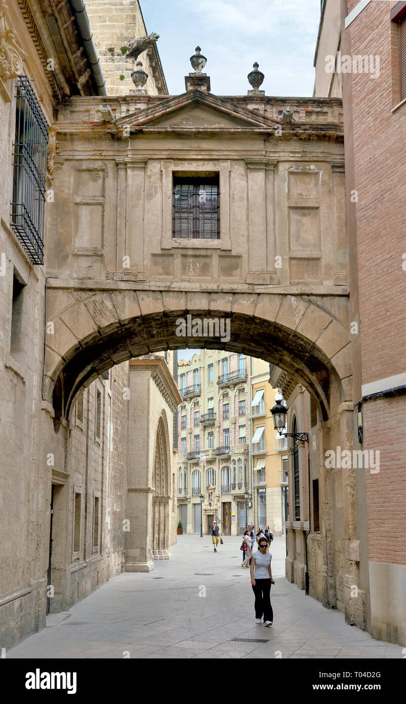 Barchilla Straße Bogen zwischen Dom und Erzbischof's Palace in Valencia, Spanien Stockfoto