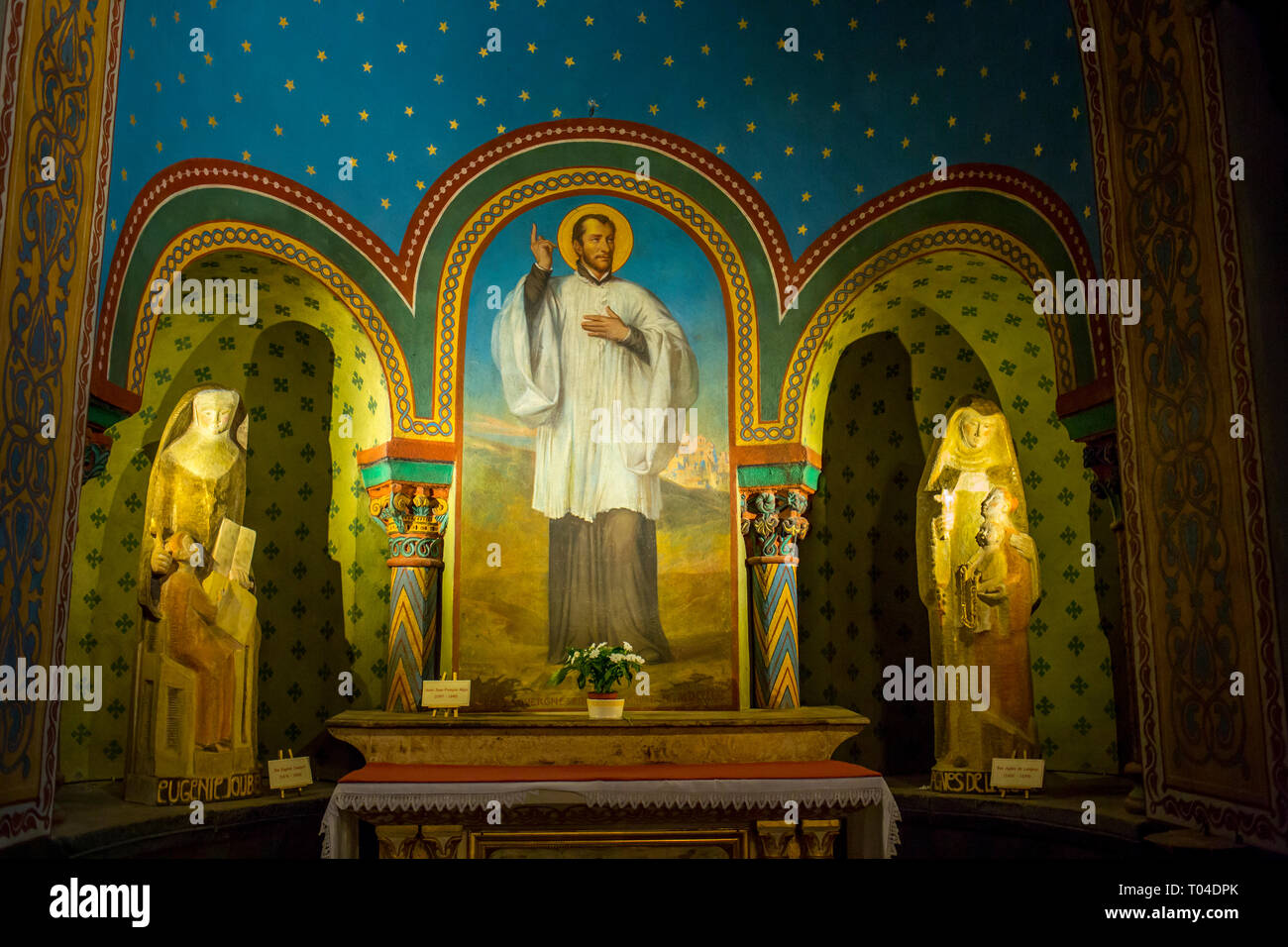 Gemälde von St. Francois Regis und Statuen von Eugenie Jaubert und Agnes de Langeac in der Kathedrale Notre Dame du Puy in Le Puy-en-Velay in Frankreich Stockfoto