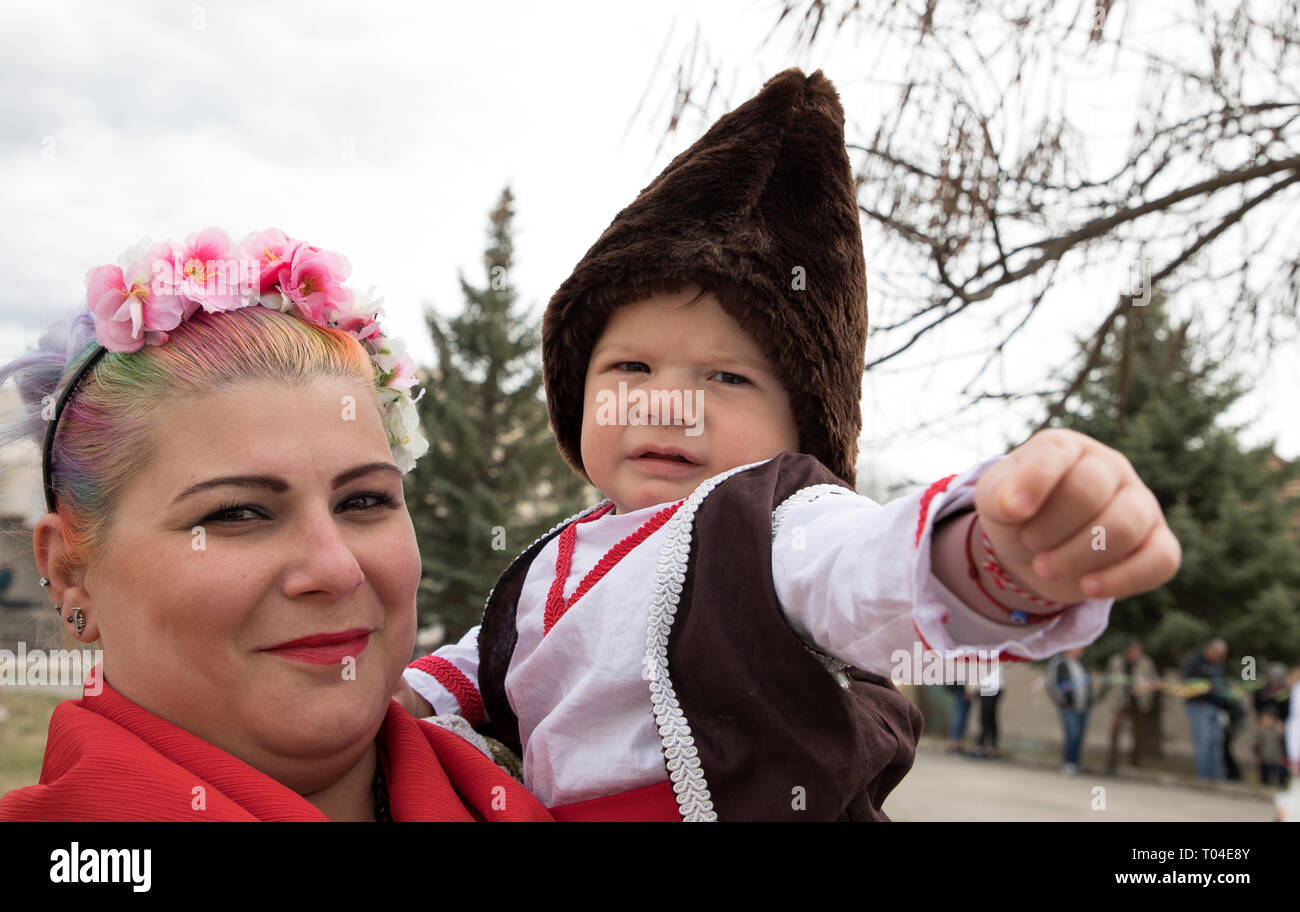 Zenen, Bulgarien - März 16, 2019: Masquerade Festival in Zemen, Bulgarien. Leute mit Maske genannt Kukeri Tanz und führen Sie die bösen Geister zu verscheuchen. Stockfoto