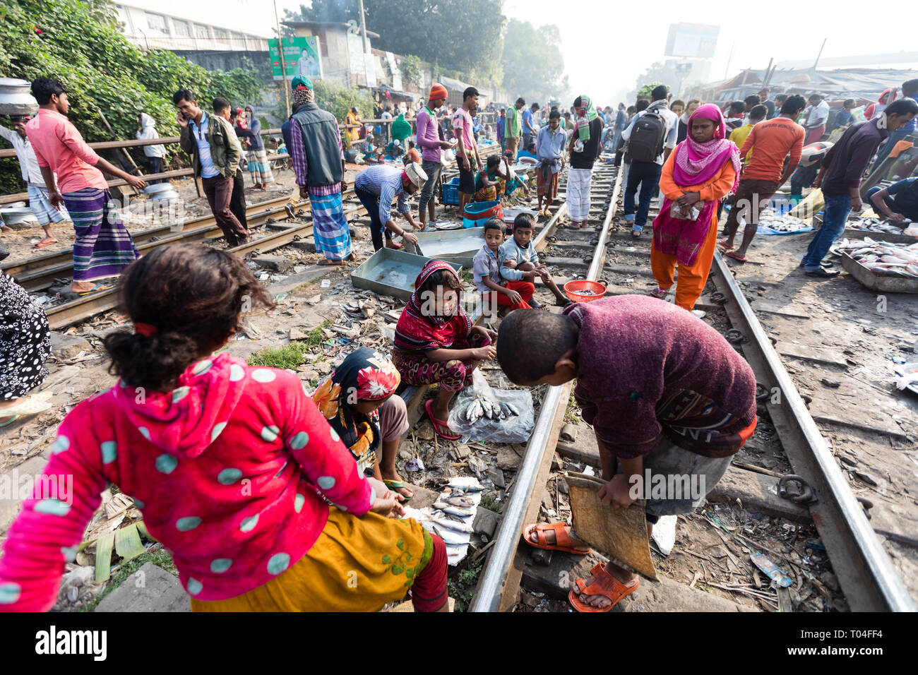 Ein lokaler Markt auf Railroad track Set gefährlich nah an die vorbeifahrenden Züge, Dhaka, Bangladesch Stockfoto