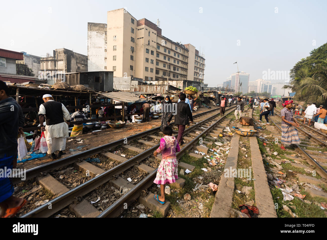 Ein lokaler Markt auf Railroad track Set gefährlich nah an die vorbeifahrenden Züge, Dhaka, Bangladesch Stockfoto
