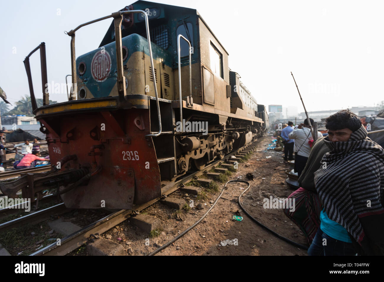Ein lokaler Markt auf Railroad track Set gefährlich nah an die vorbeifahrenden Züge, Dhaka, Bangladesch Stockfoto