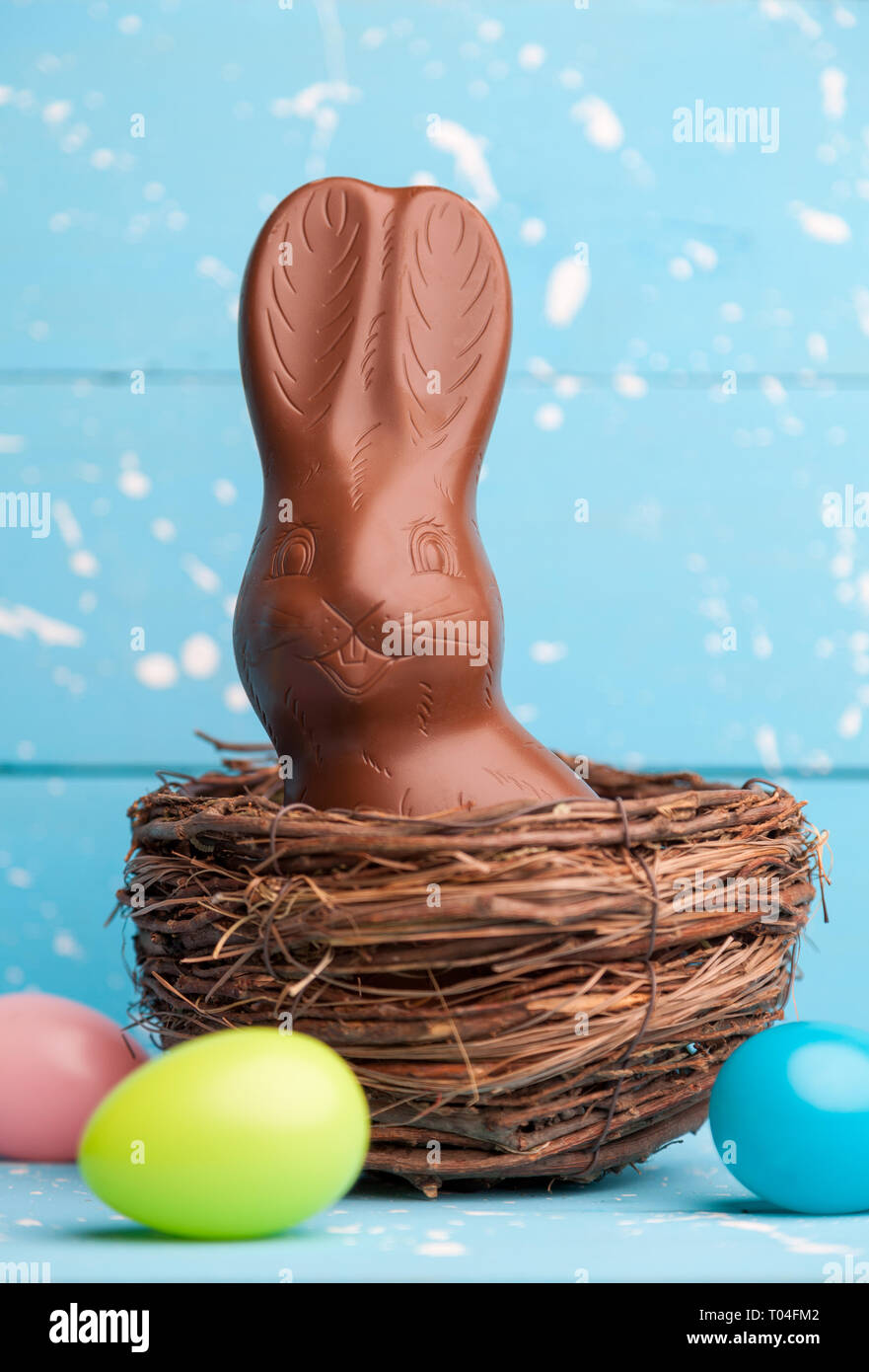 Köstliche Schokolade Osterhasen, Eiern und Süßigkeiten auf rustikalen Hintergrund Stockfoto