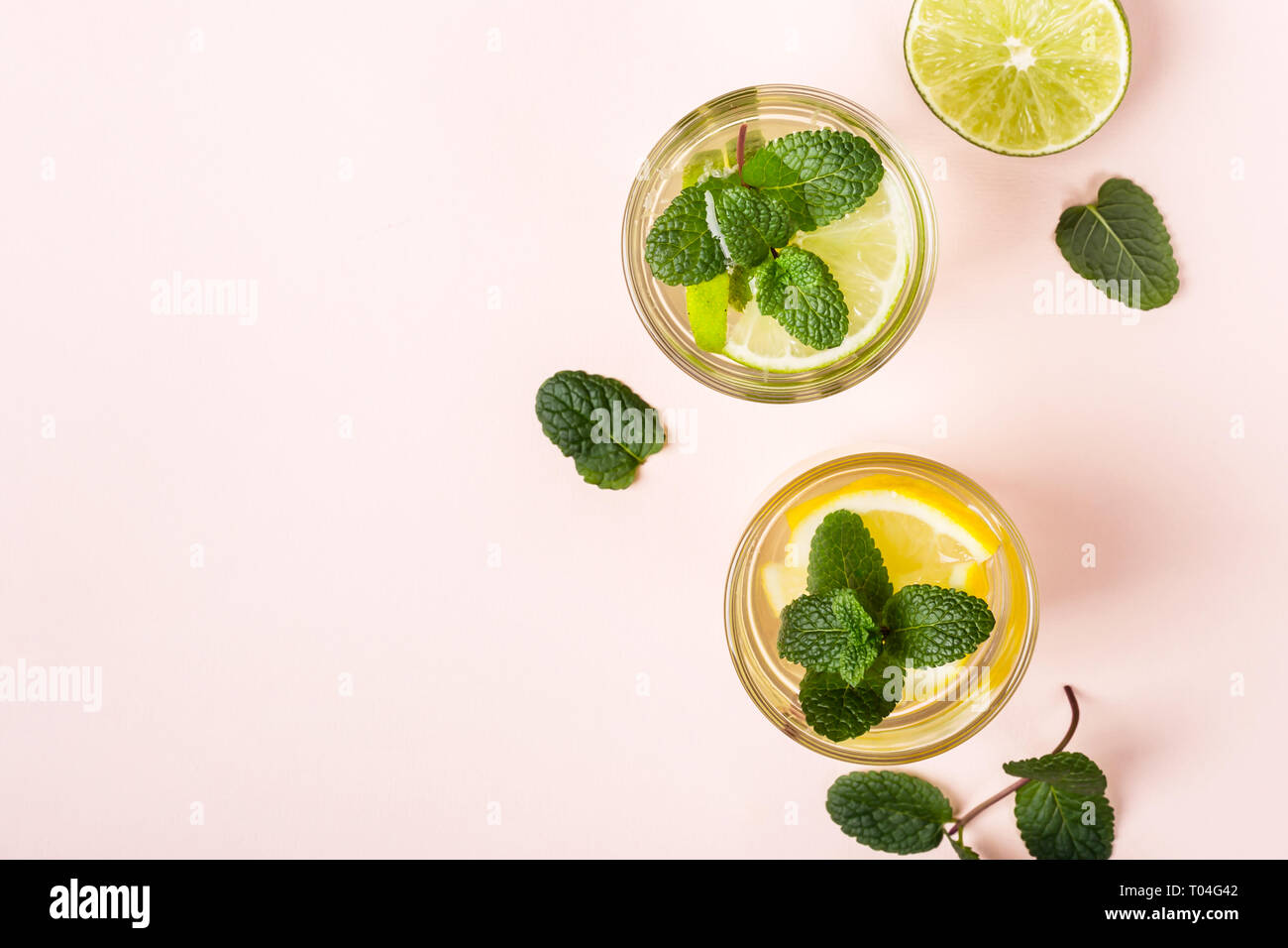 Limonade oder alkoholfreien Cocktail mit Minze auf rosa Hintergrund. Stockfoto